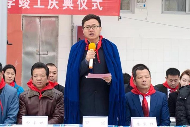 昭覺縣副縣長羅強(qiáng)發(fā)表講話.jpg
