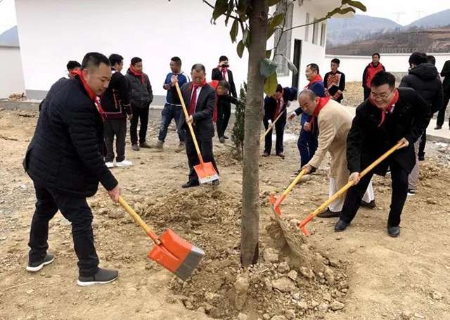 植樹現(xiàn)場(chǎng)2.jpg